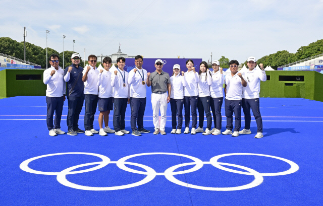 2024 파리 올림픽 양궁 전종목 금메달을 석권한 양궁 국가대표팀과 정의선(가운데) 회장이 기념촬영을 하고 있다. 대한양궁협회 제공